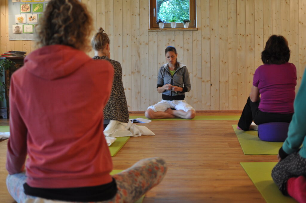 Amelie setzt Atemübungen in ihrer Yogastunde ein